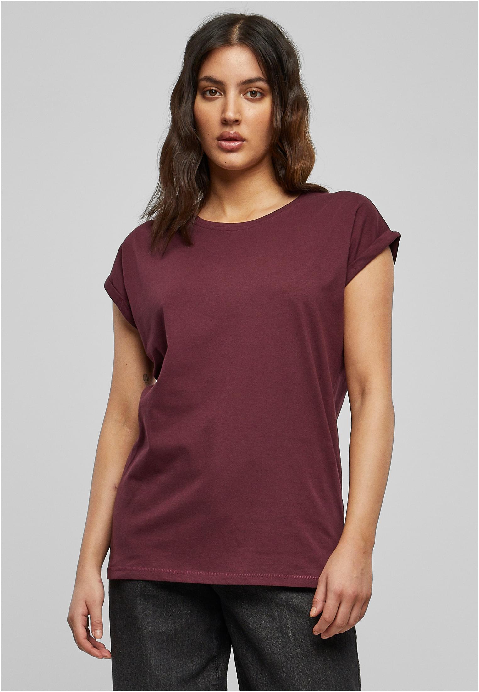 Framsidesvy av en kvinna som bär en vinröd Ladies Extended Shoulder Tee.