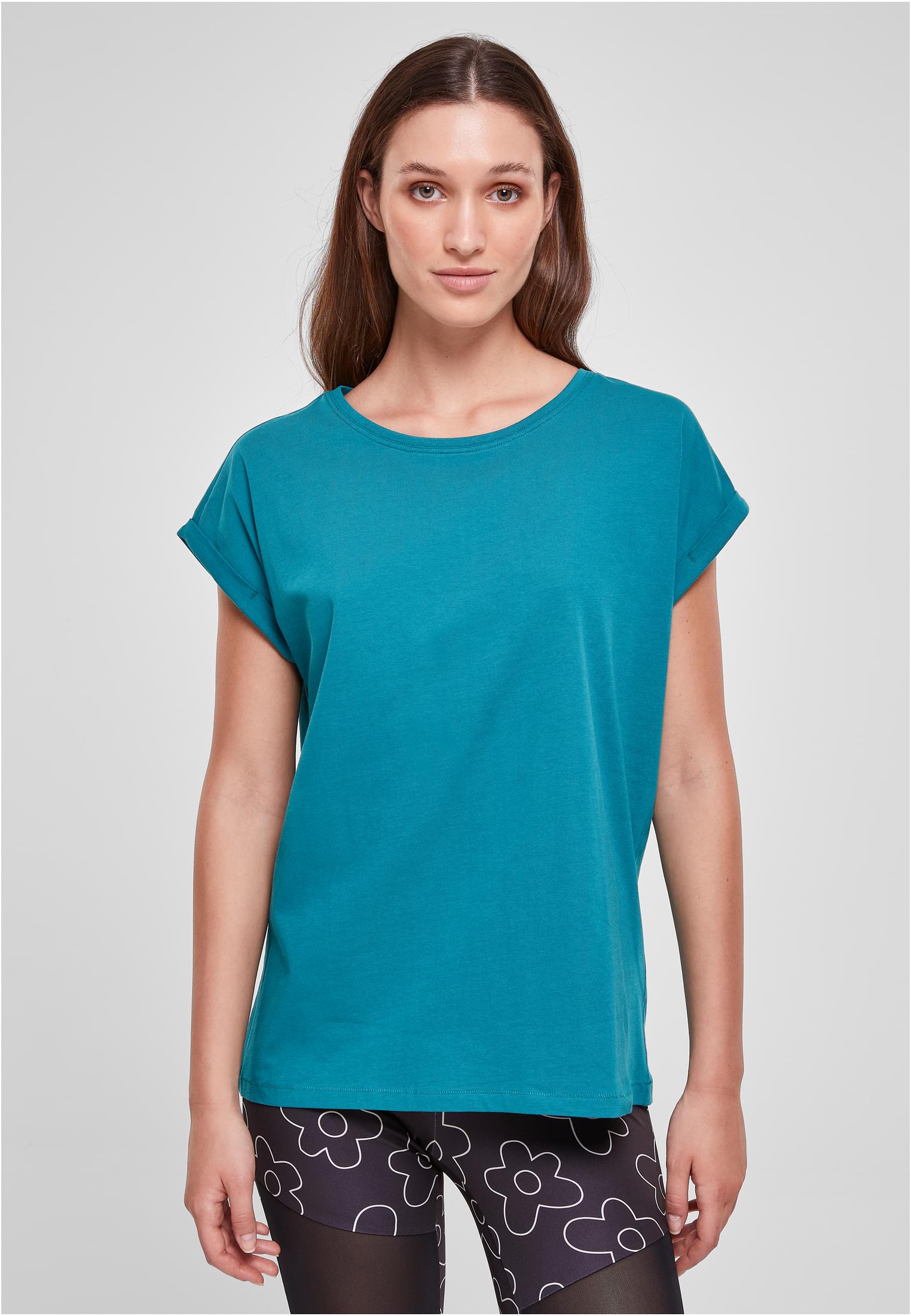 Kvinna som bär en mintgrön Ladies Extended Shoulder T-shirt från Urban Classics.
