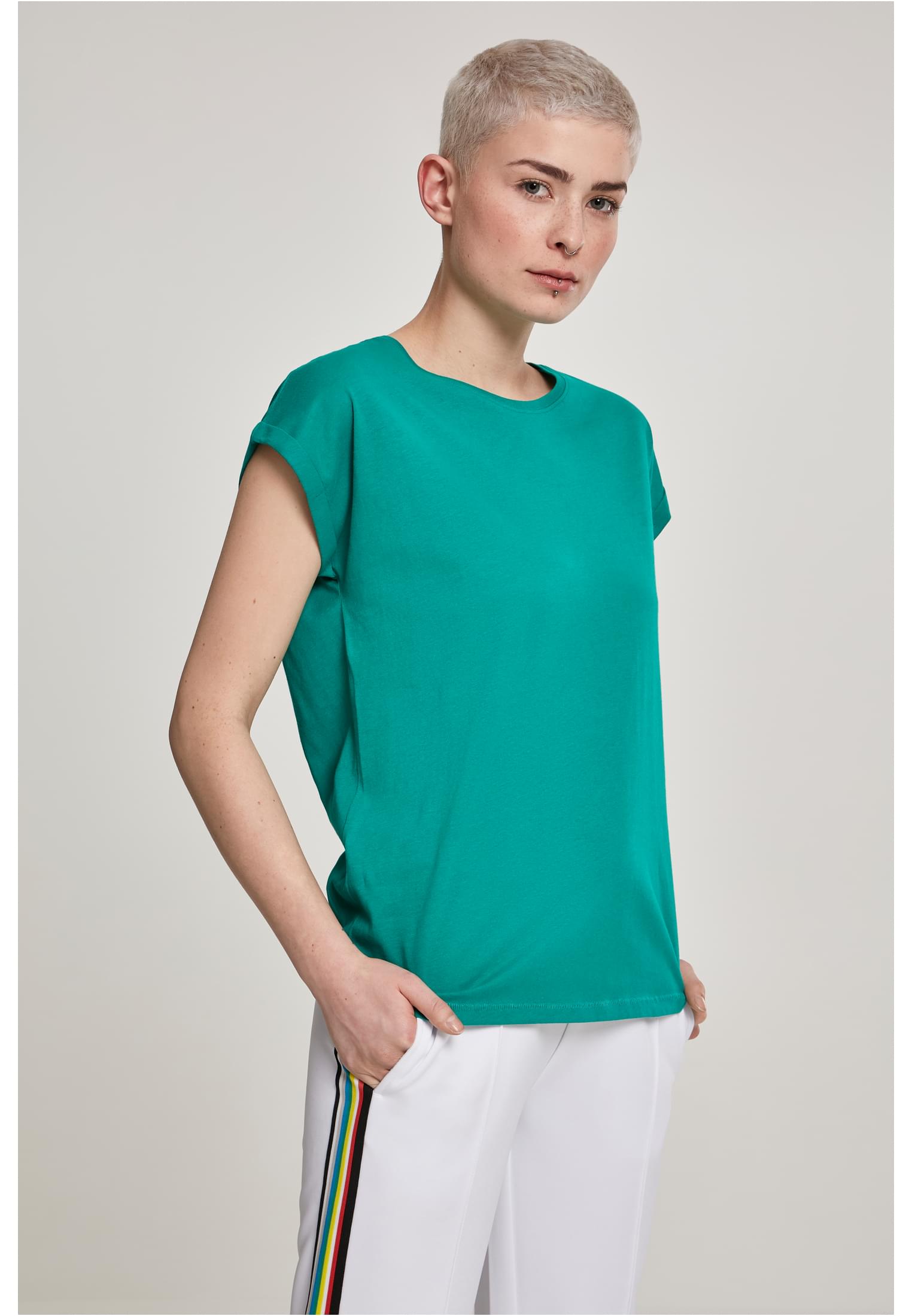 Kvinna som bär en mintgrön Ladies Extended Shoulder Tee.