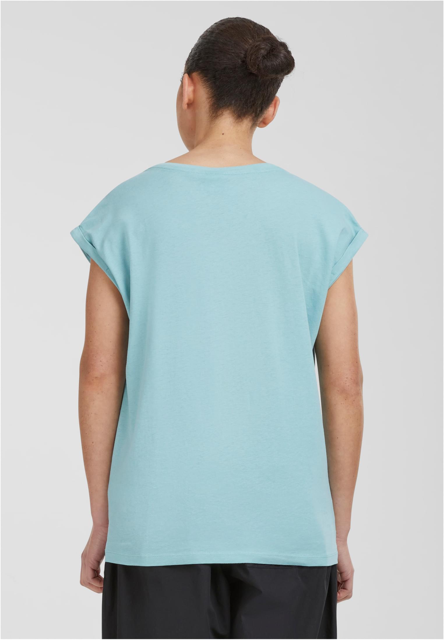 Bakifrån-vy av en kvinna som bär t-shirten Ladies Extended Shoulder Tee i färgen frostmint.