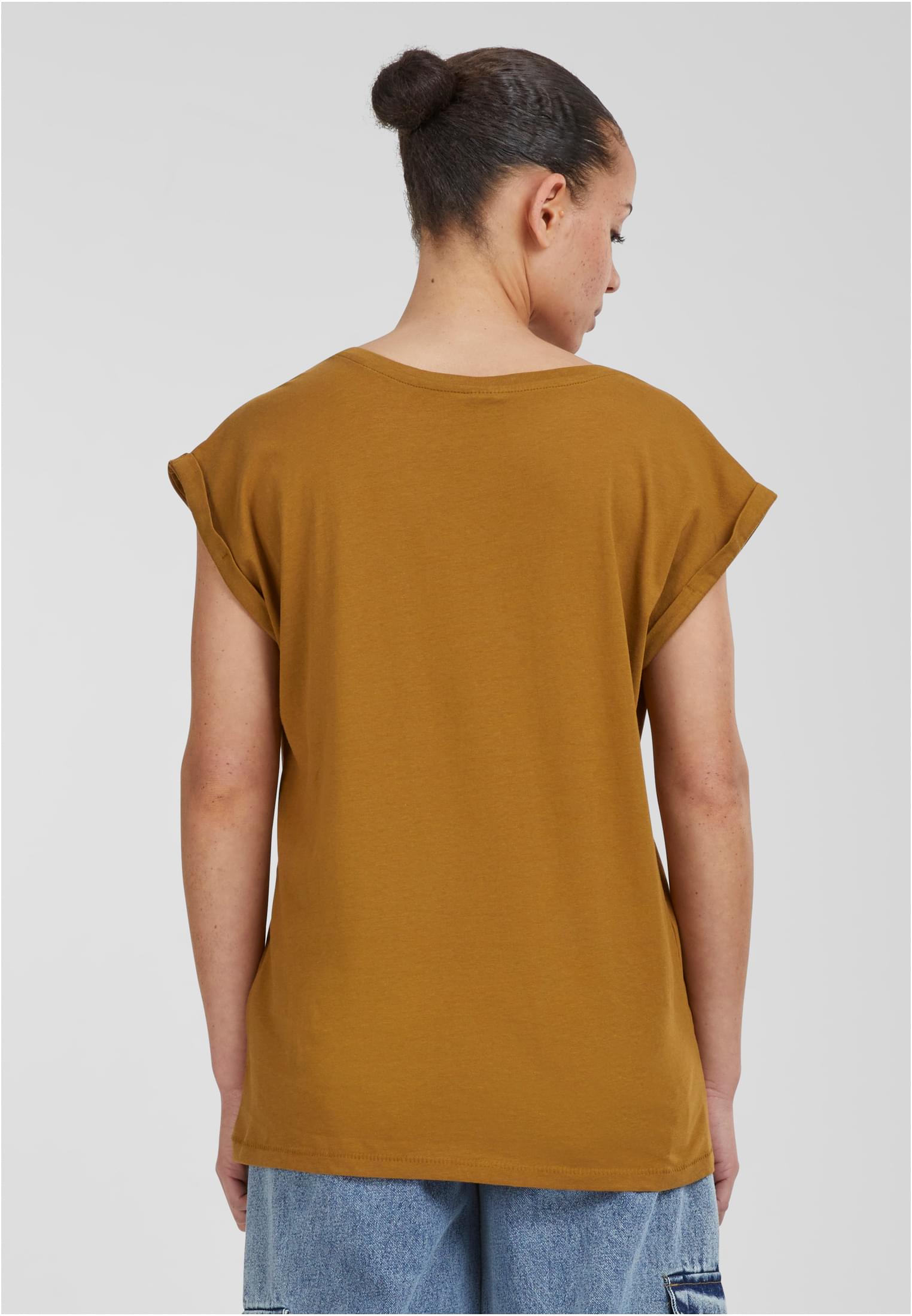 Baksidan av en modell som bär en Ladies Extended Shoulder Tee.