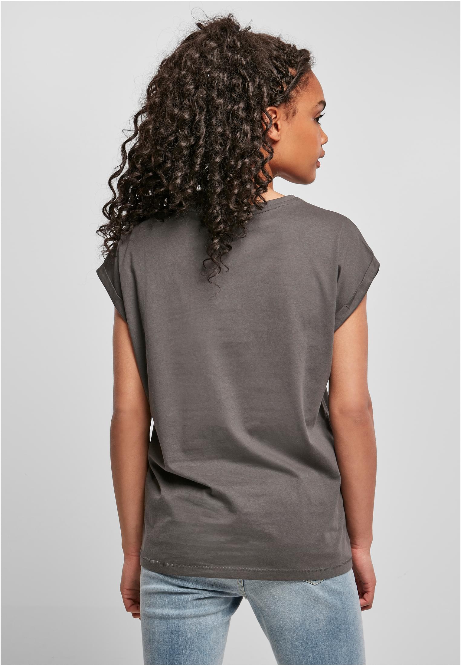 Modell som visar baksidan av en frostmint-färgad Ladies Extended Shoulder Tee.