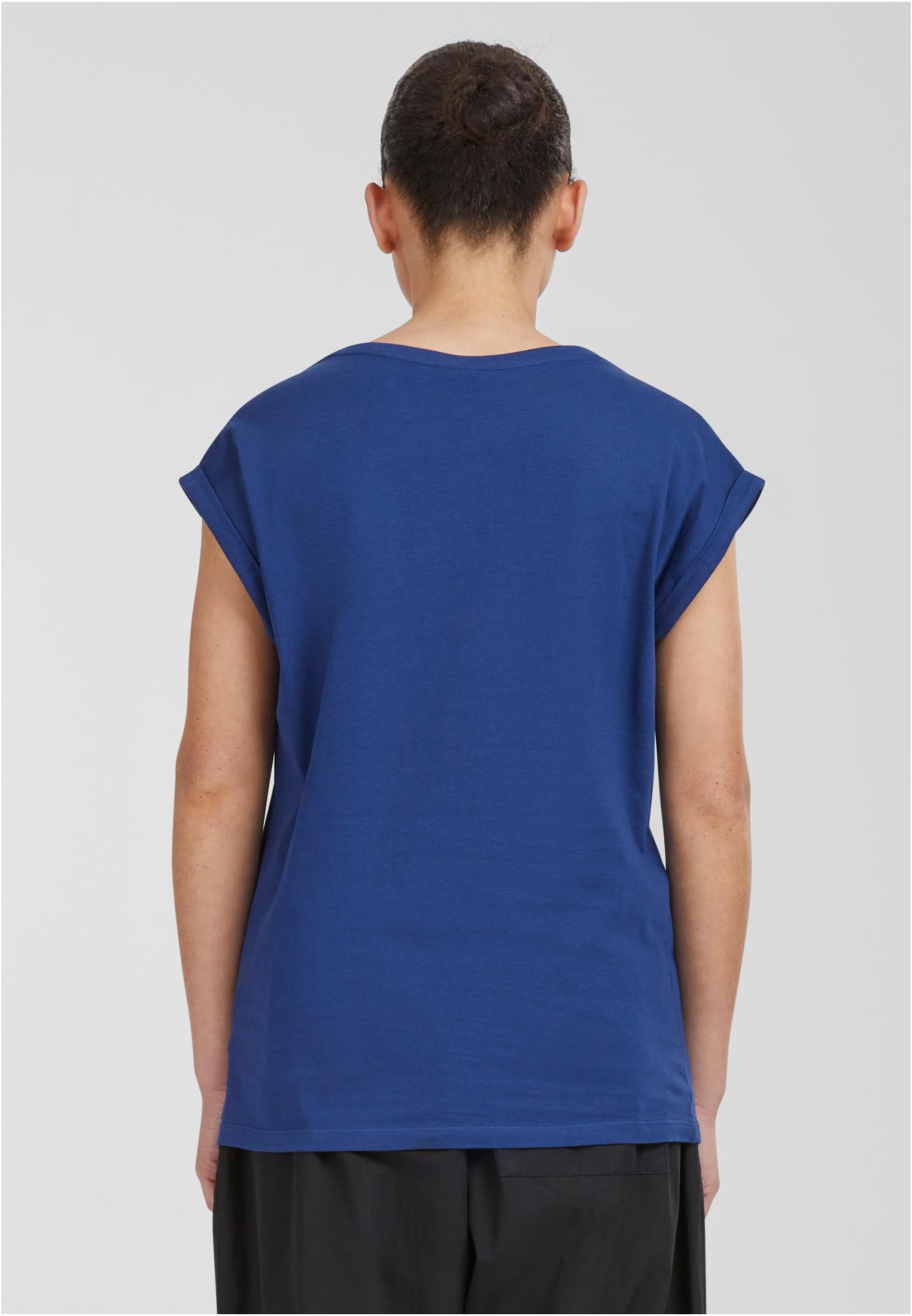Baksidan av en modell som bär den blå t-shirten Ladies Extended Shoulder Tee.