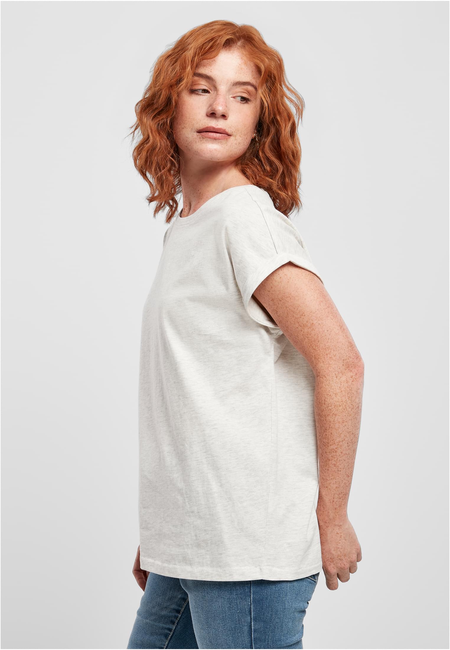 Kvinna med rött hår som bär en Ladies Extended Shoulder Tee i färgen frostmint.