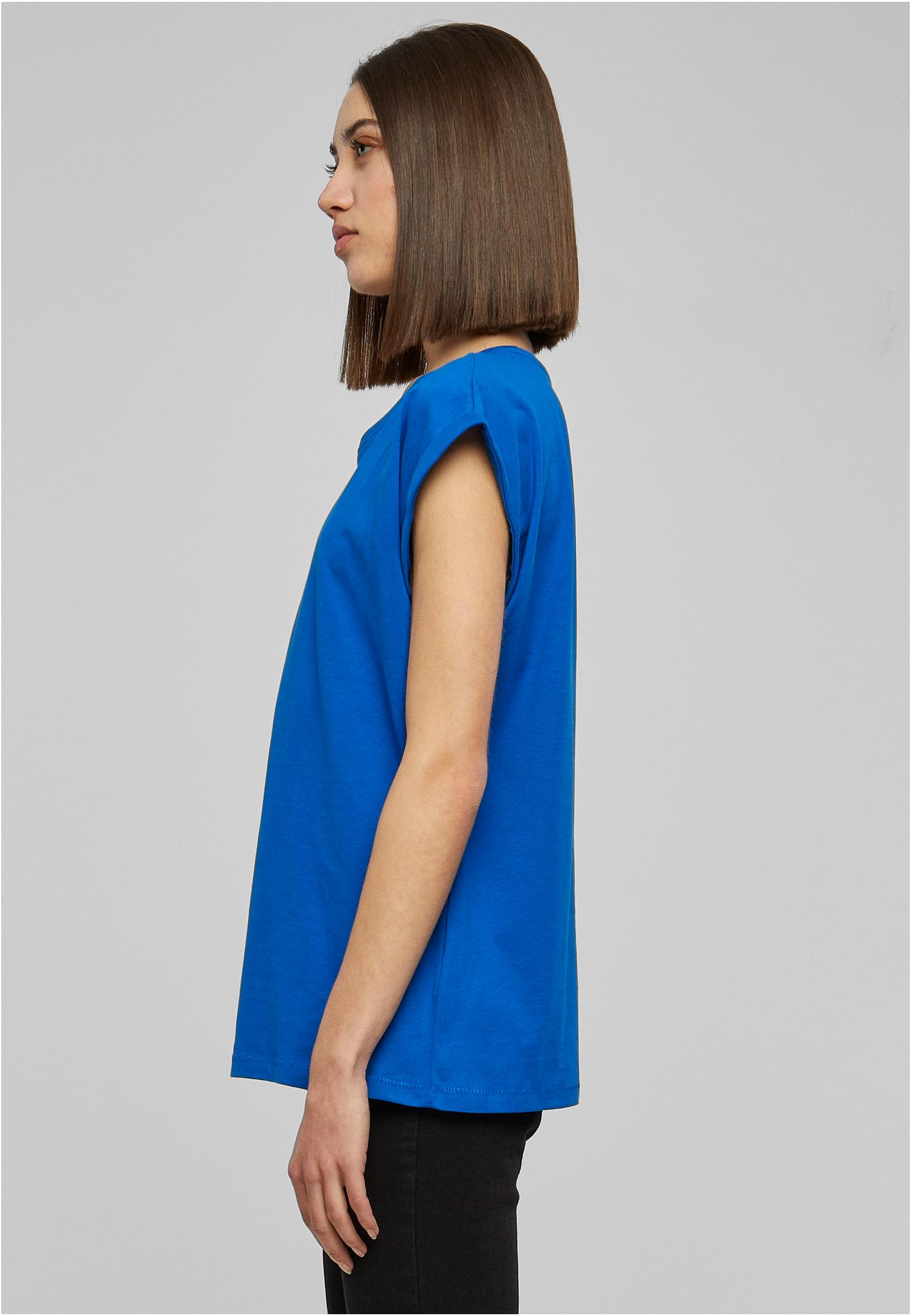 Sidoprofil av en kvinna som bär en blå Ladies Extended Shoulder Tee från Urban Classics.