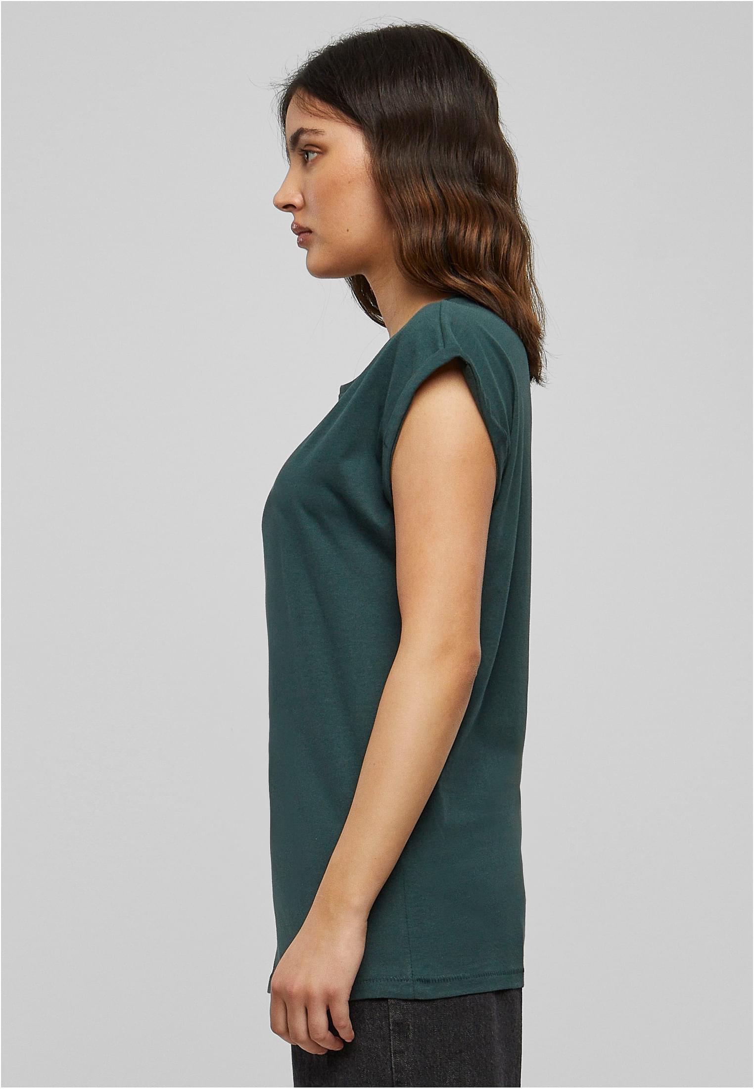 Kvinna i profil som bär en mörkgrön Ladies Extended Shoulder Tee.