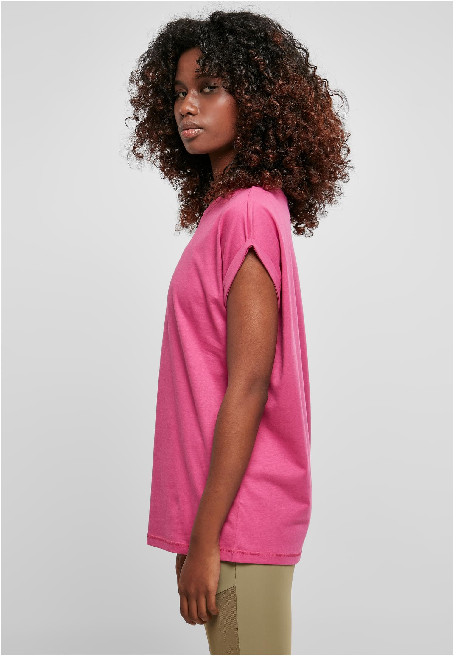 Sidovy av en modell som bär en rosa Ladies Extended Shoulder Tee från Urban Classics.