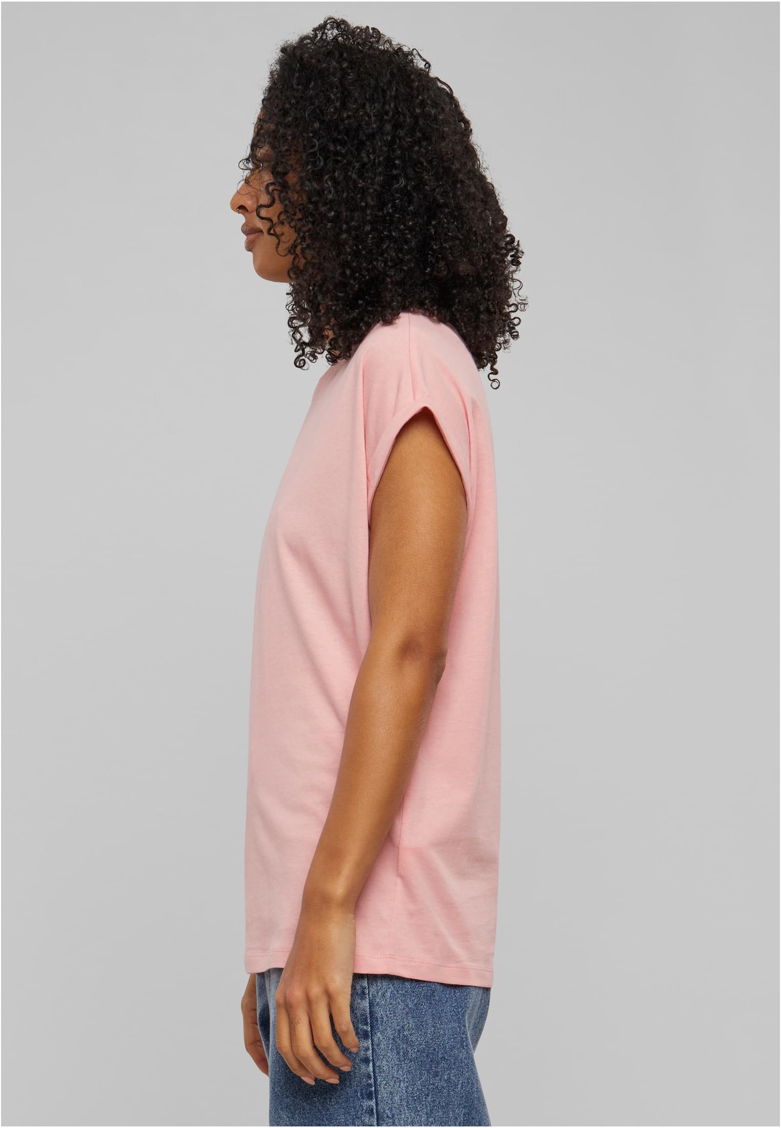 Sidovy av en kvinna som visar passformen på en rosa Ladies Extended Shoulder Tee.