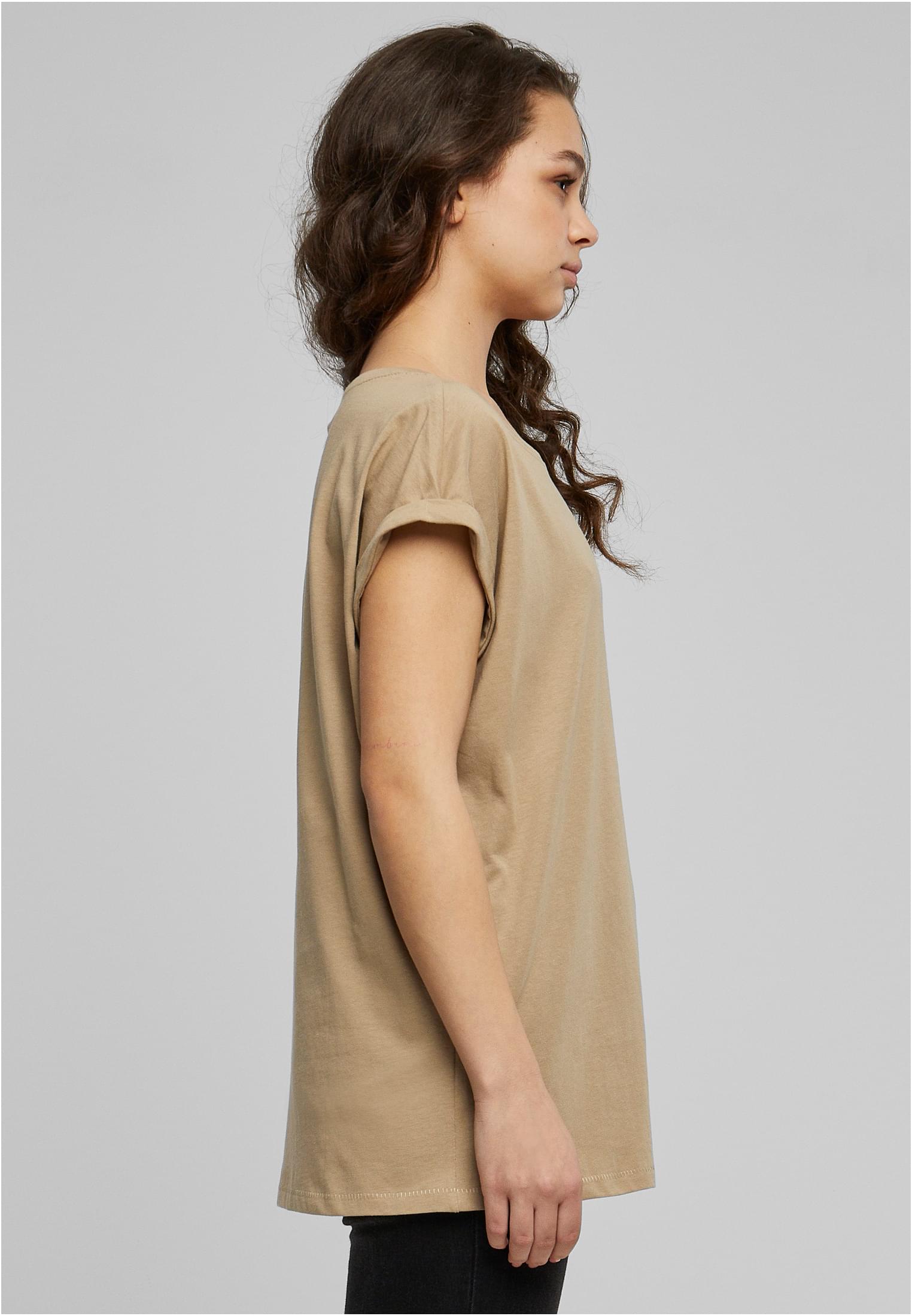 Sidovy av en modell som bär t-shirten Ladies Extended Shoulder Tee.