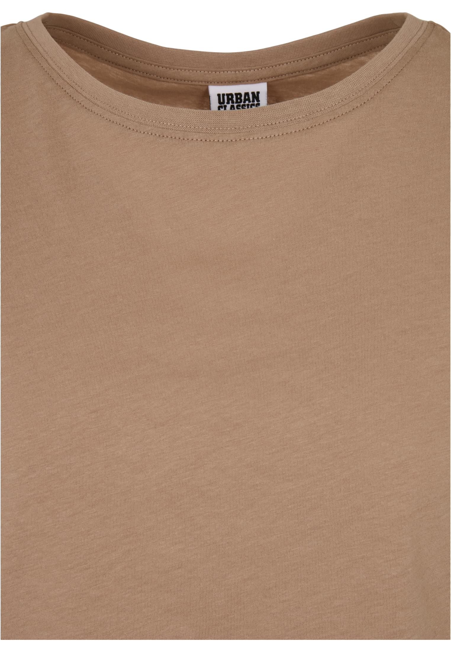 Närbild på den runda halsringningen på en Ladies Extended Shoulder Tee från Urban Classics.