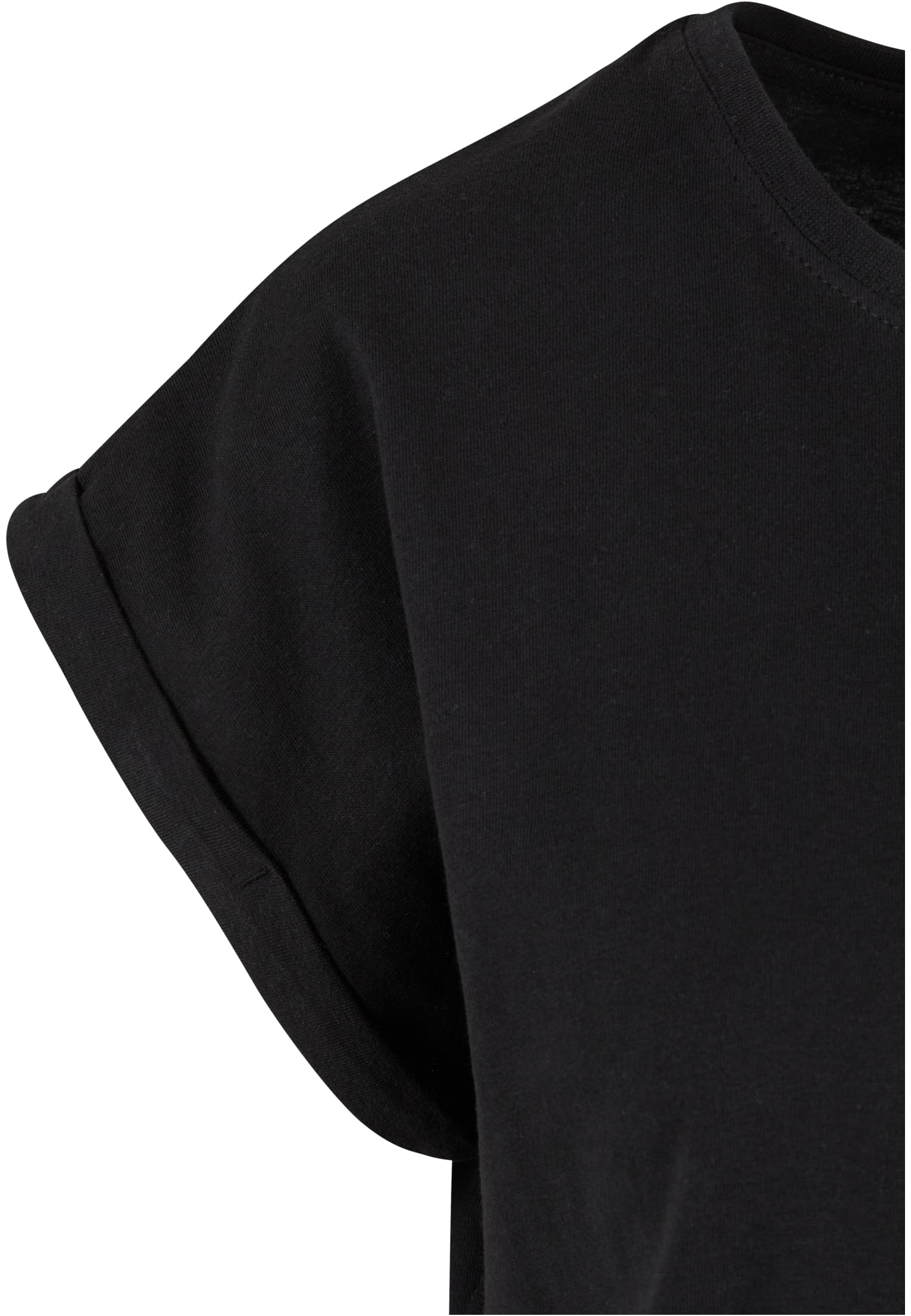 Närbild på den uppvikta ärmen och halsringningen på en svart t-shirt.