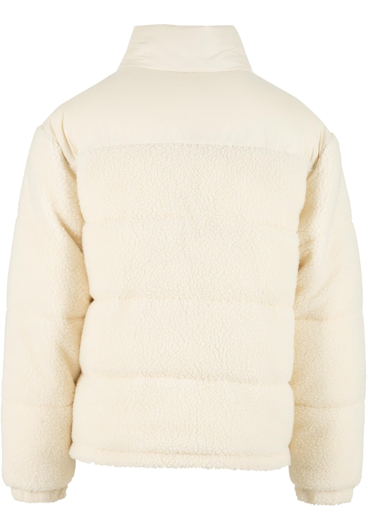 Baksidan av en beige pufferjacka som kombinerar teddyfleece med ett slätt tyg över axlarna.