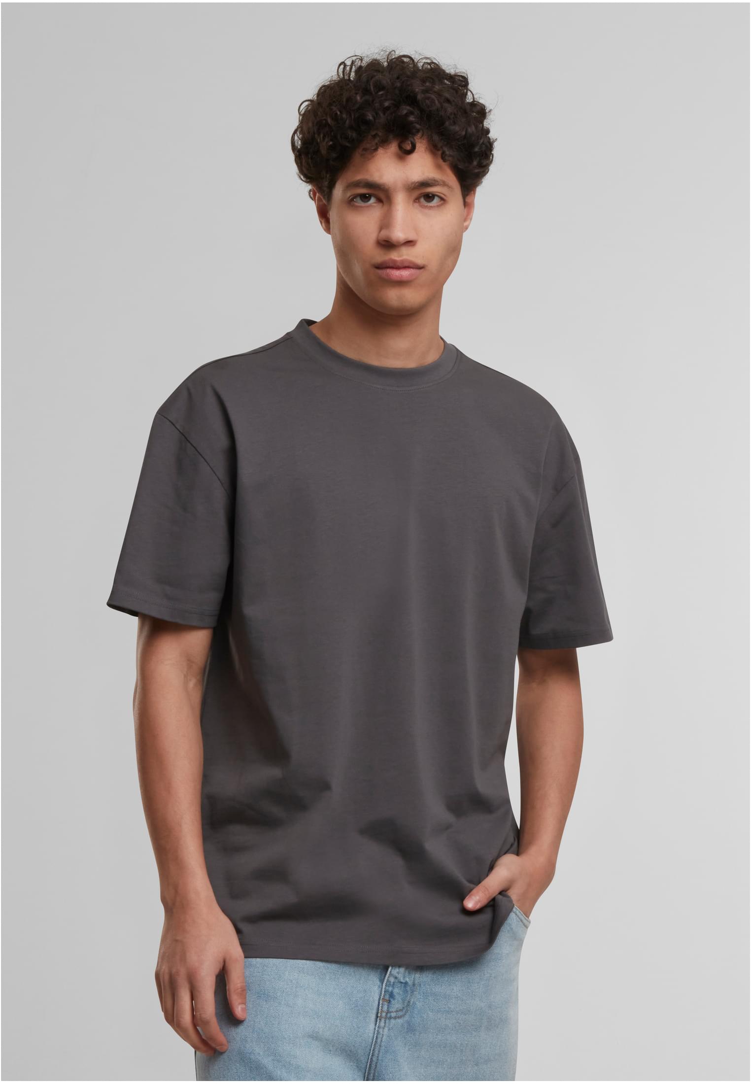 Framsidan på en manlig modell som bär en mörkgrå Cotton Loose Tee från Urban Classics.