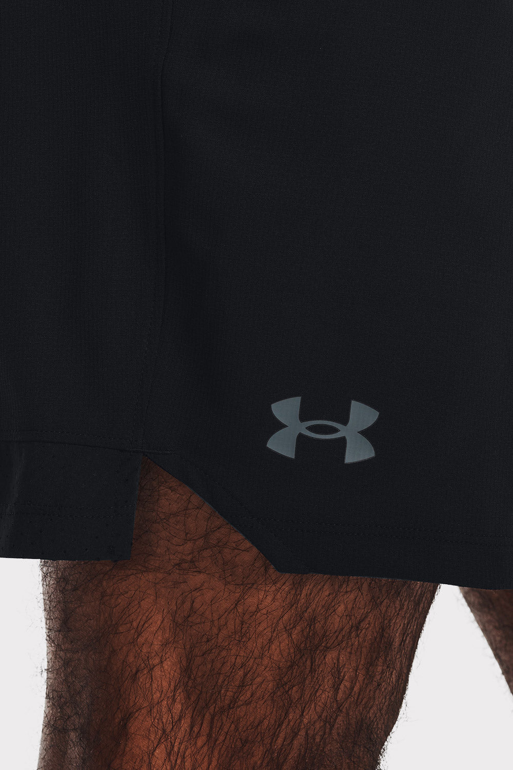 UA Vanish Woven 6in Shorts – čierne  